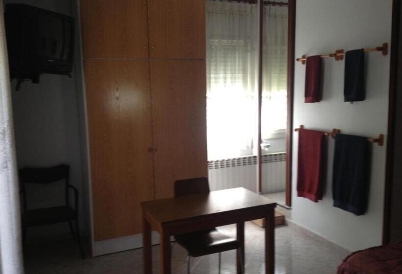 פנסיון Hostal Porta De Ferro