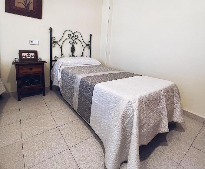 פנסיון Hostal Restaurante El Paso