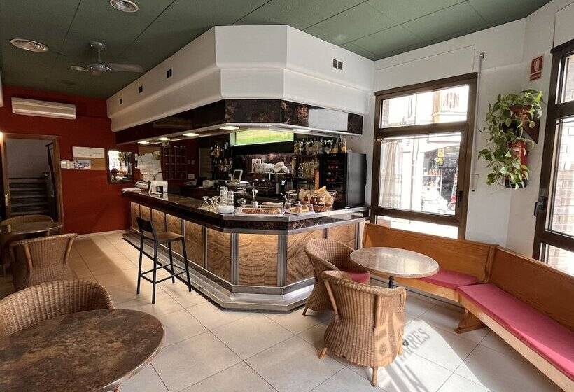 پانسیون Hostal Tarres