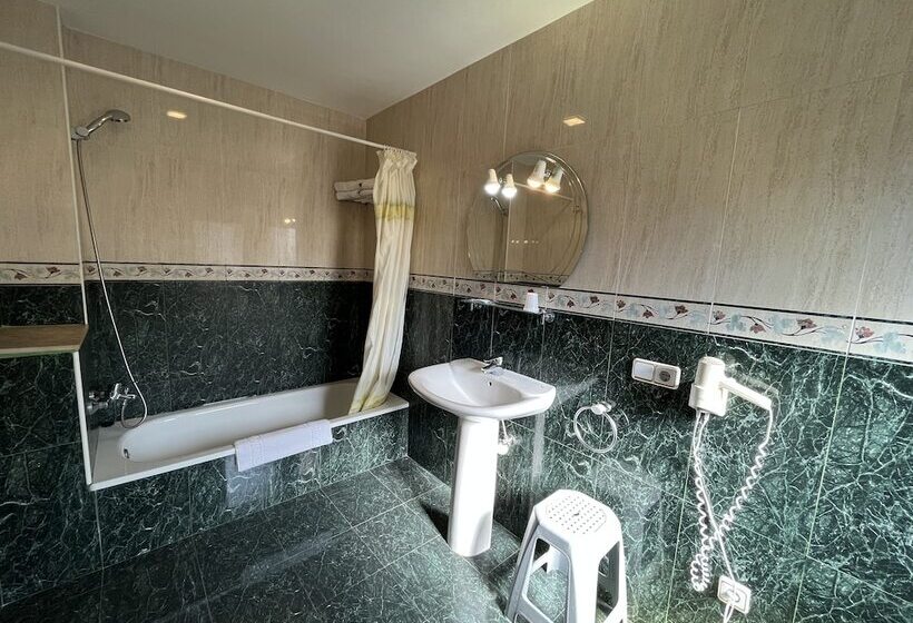 پانسیون Hostal Tarres