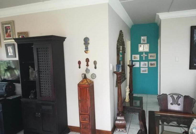 פנסיון La Familia Guest House