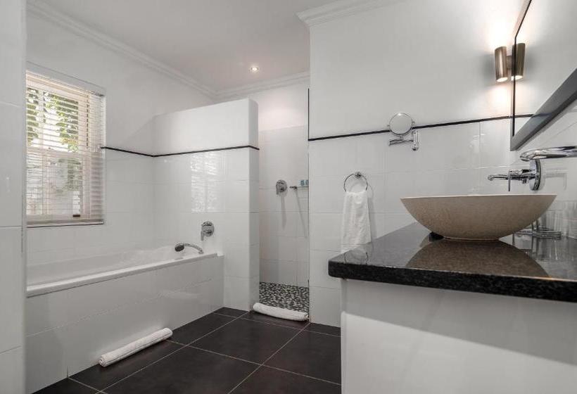 پانسیون Plumwood Boutique Hotel By The Living Journey Collection