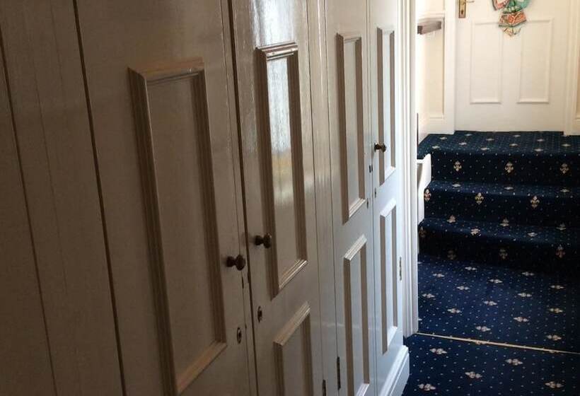 Пансион The Old Coach House