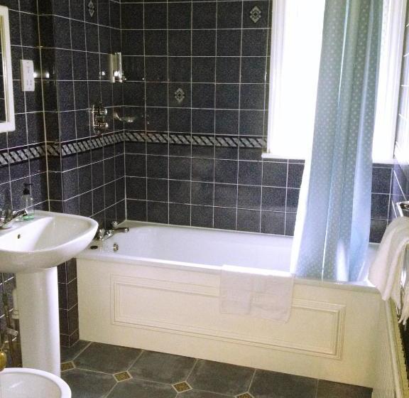 بنسيون The Royal Standard Guest House