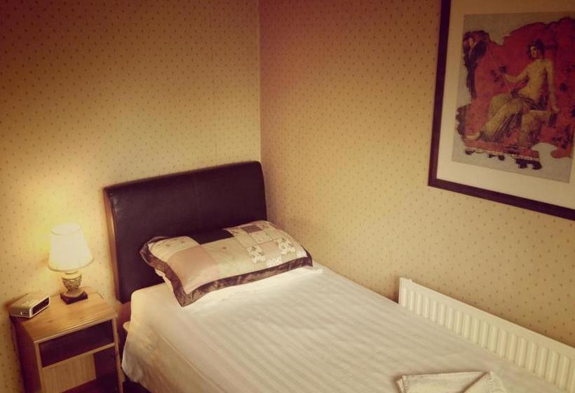 Пансион The Royal Standard Guest House