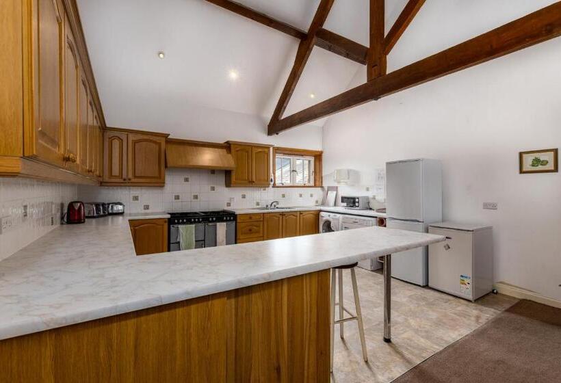 민박 Muncaster Castle Coachman's Quarters