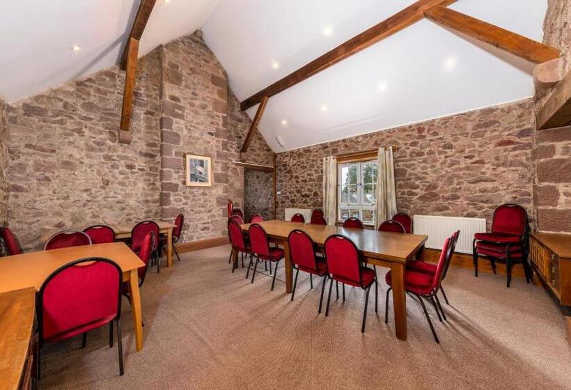 צימר Muncaster Castle Coachman's Quarters