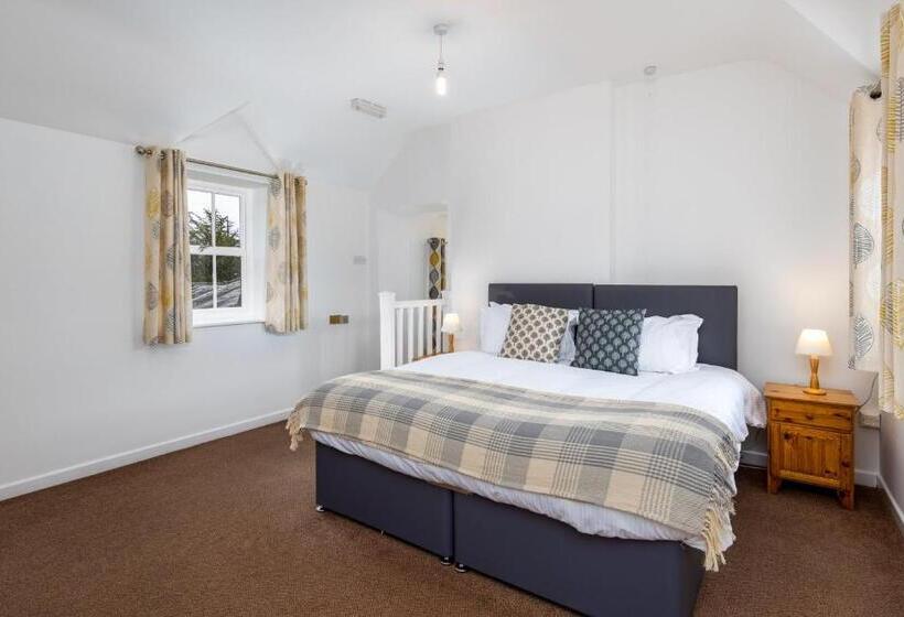 민박 Muncaster Castle Coachman's Quarters