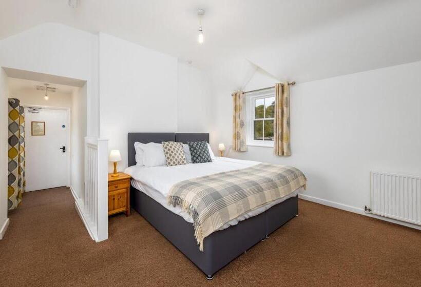 צימר Muncaster Castle Coachman's Quarters