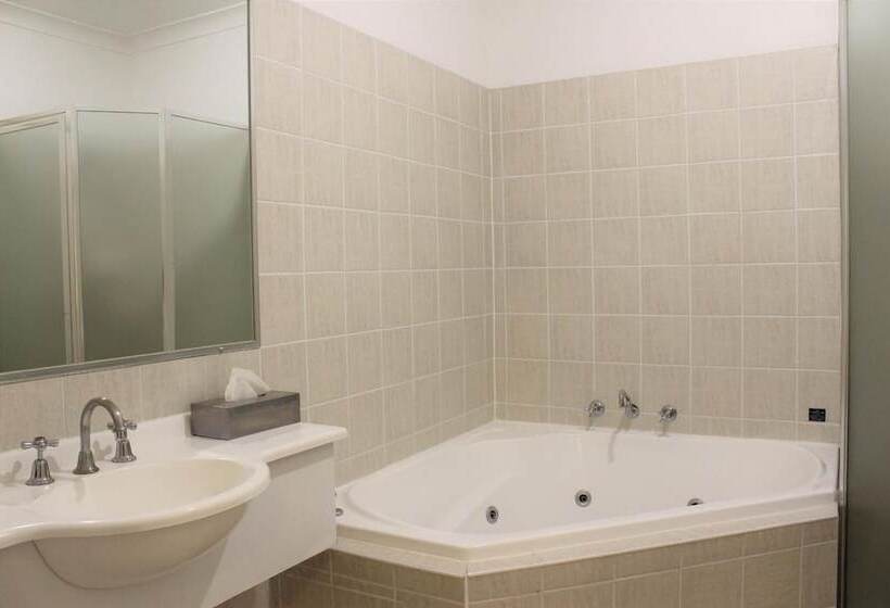 Carlyle Suites & Apartments