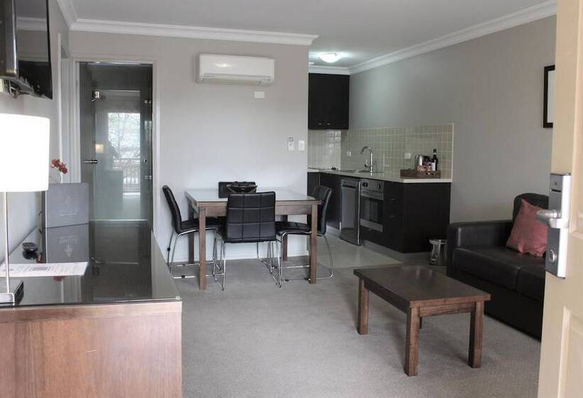 Carlyle Suites & Apartments