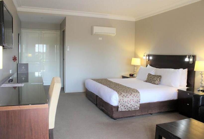 Carlyle Suites & Apartments