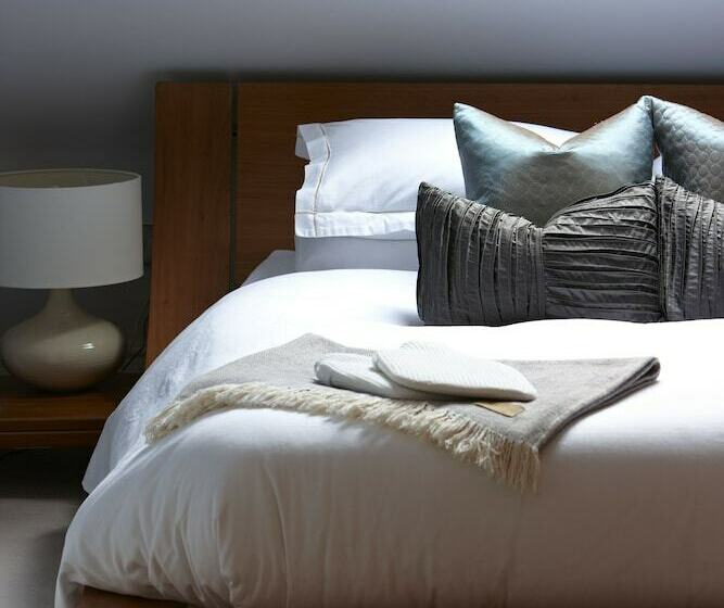 ペンション Cross Foxes  Bar Grill Rooms