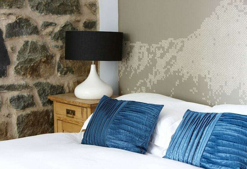 ペンション Cross Foxes  Bar Grill Rooms