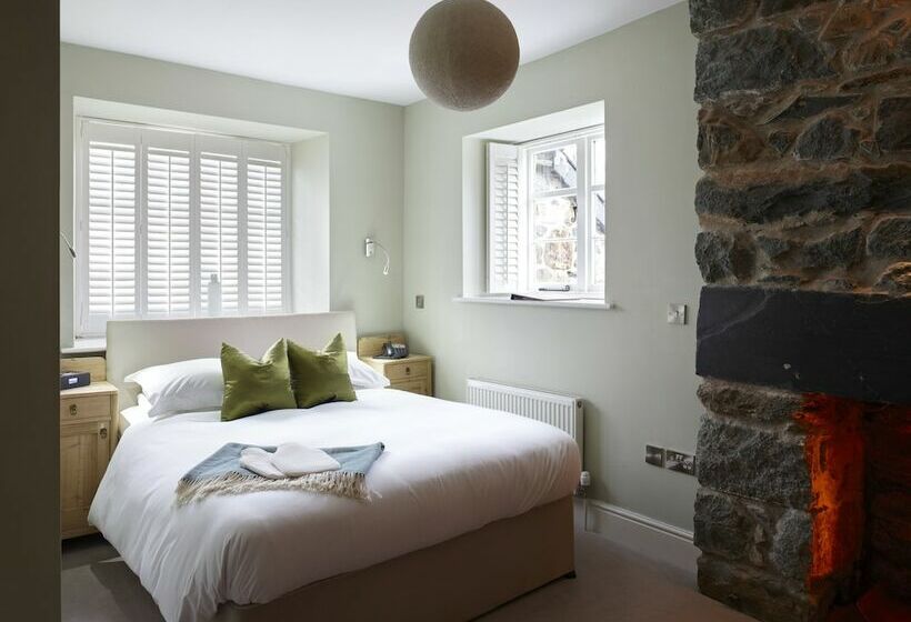 Пансион Cross Foxes  Bar Grill Rooms