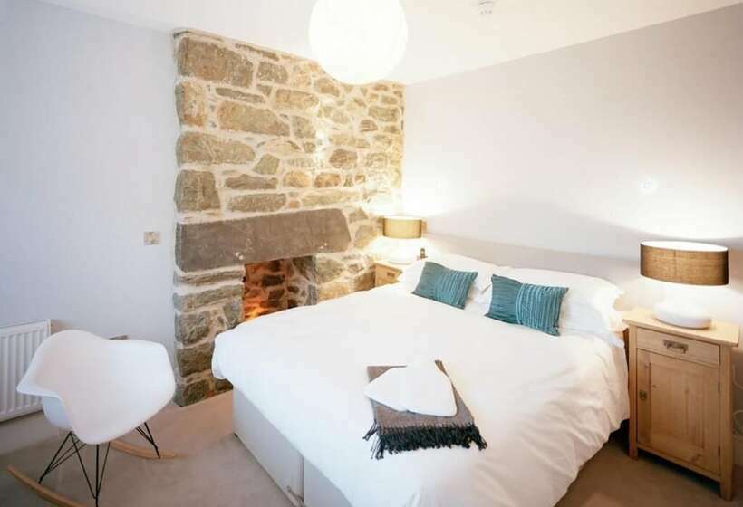 ペンション Cross Foxes  Bar Grill Rooms