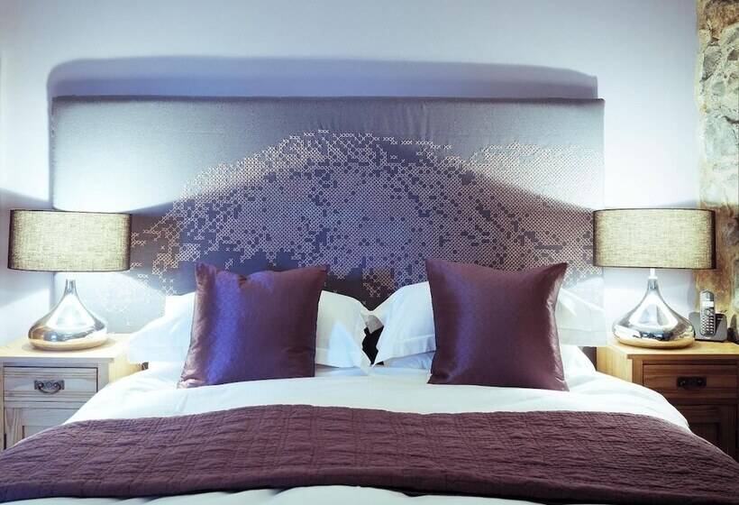 ペンション Cross Foxes  Bar Grill Rooms