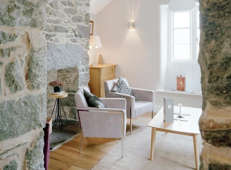 ペンション Cross Foxes  Bar Grill Rooms