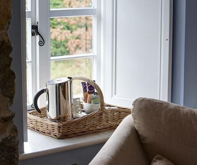 ペンション Cross Foxes  Bar Grill Rooms