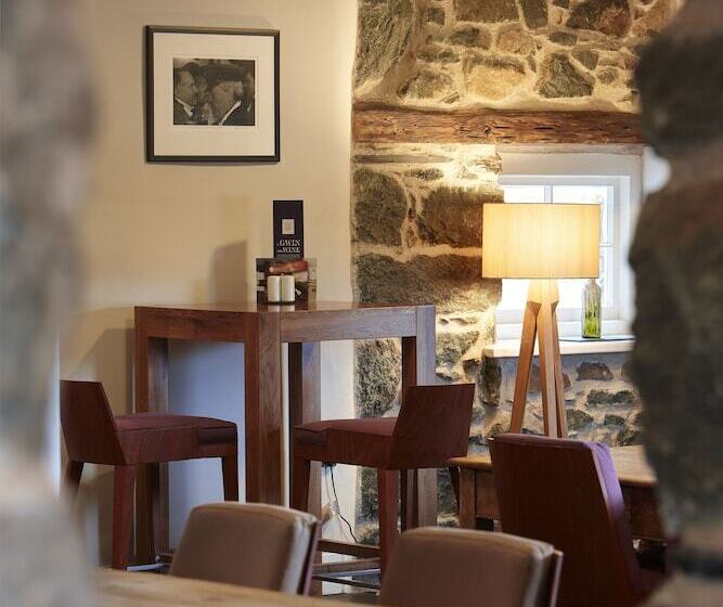 ペンション Cross Foxes  Bar Grill Rooms