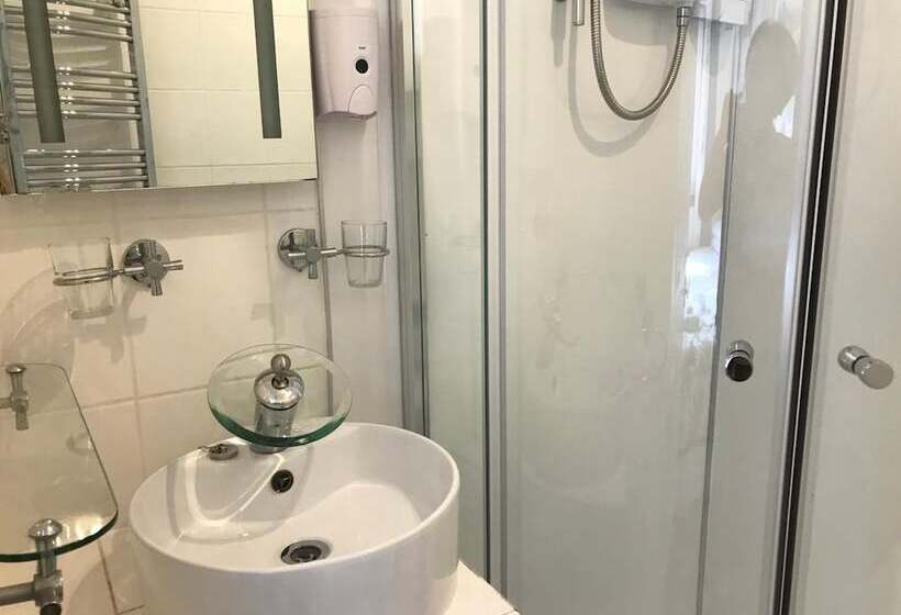 פנסיון Distillery Guest House