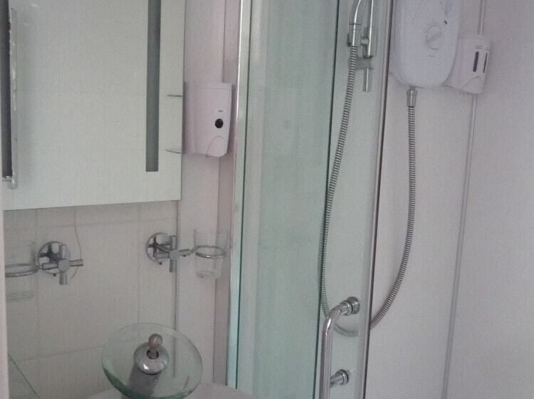 פנסיון Distillery Guest House