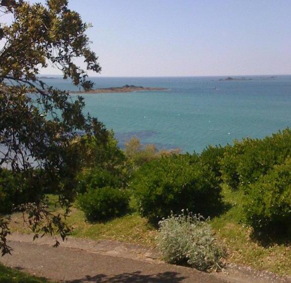 بنسيون Gites De La Cote D'emeraude