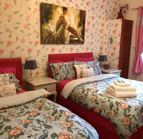 פנסיון Redwood Lodge