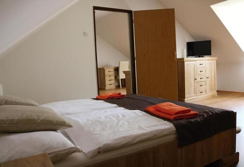 פנסיון Zámecký Penzion Rotunda