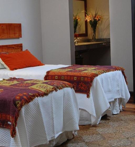 Río Arriba Suites & Apartments & Restó