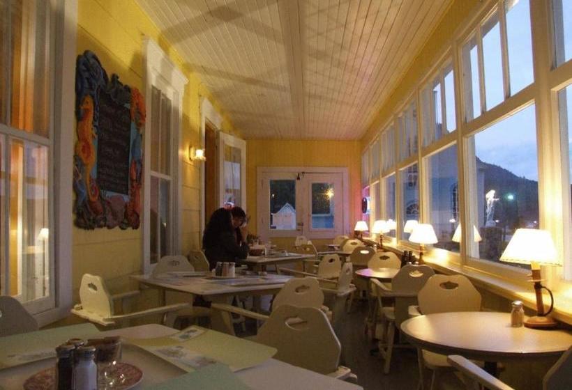 ユースホステル Auberge Du Café Chez Sam