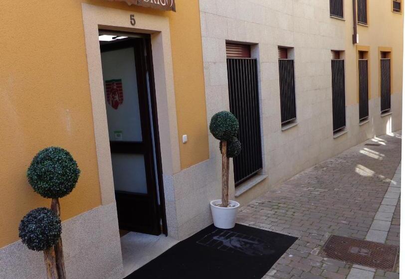 پانسیون Hostal Don Rodrigo