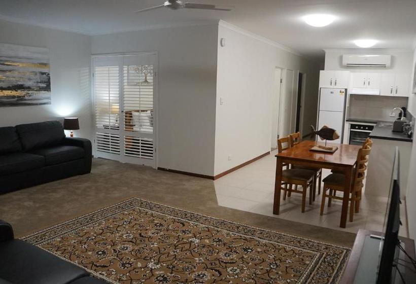 Airlie Seaview Apartments