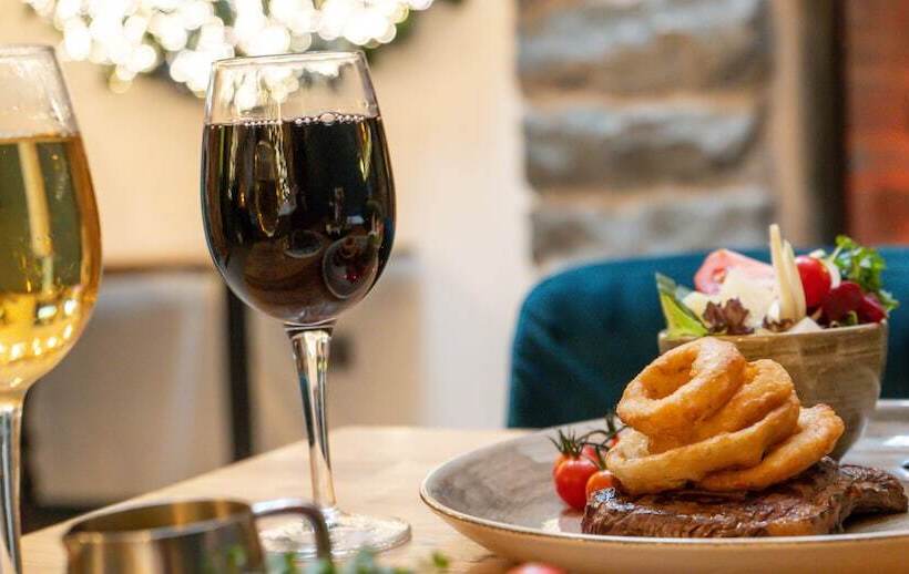 فندق صغير The Golden Fleece Inn