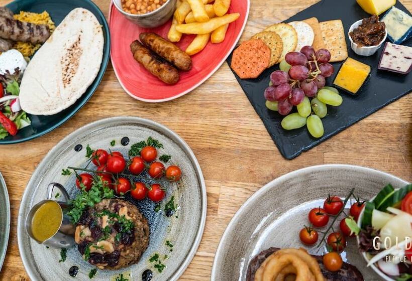 فندق صغير The Golden Fleece Inn