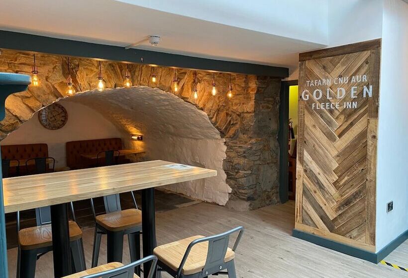 فندق صغير The Golden Fleece Inn