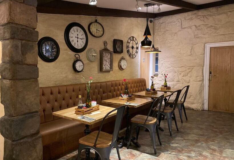 فندق صغير The Golden Fleece Inn