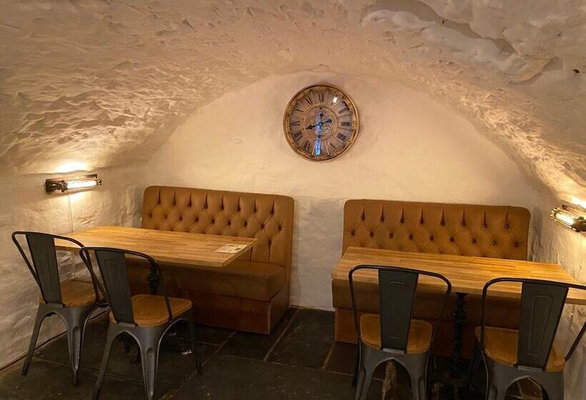 فندق صغير The Golden Fleece Inn