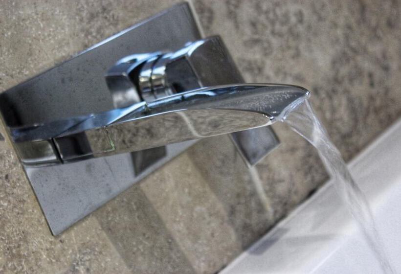 فندق صغير The Golden Fleece Inn