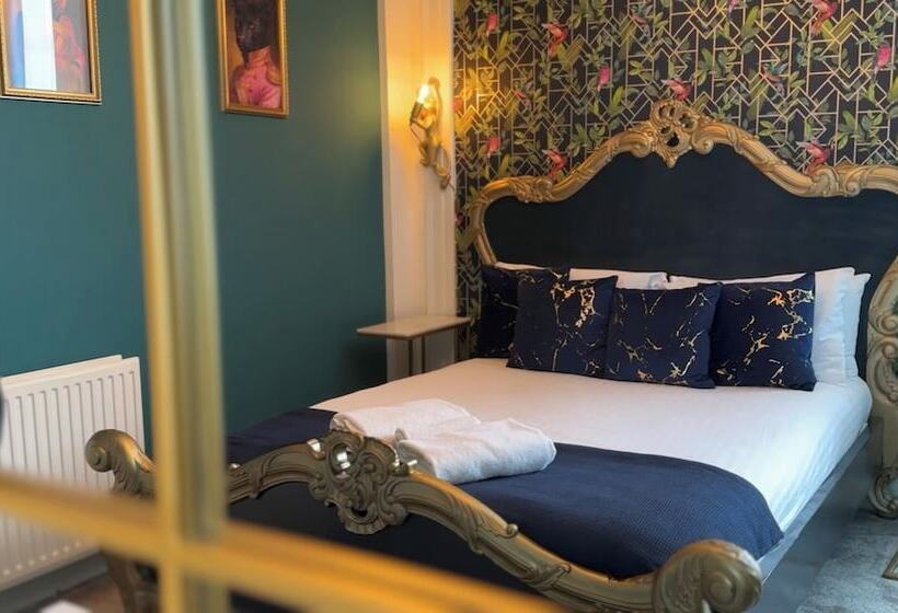 فندق صغير The Golden Fleece Inn