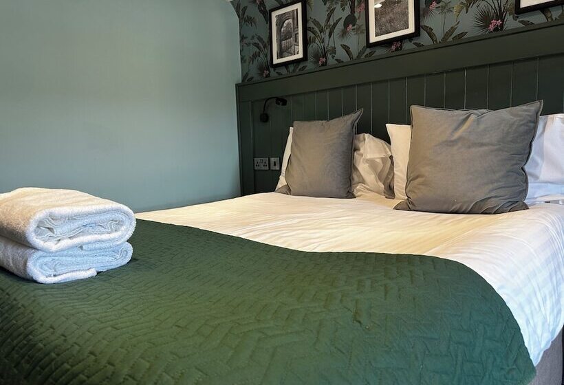 فندق صغير The Golden Fleece Inn