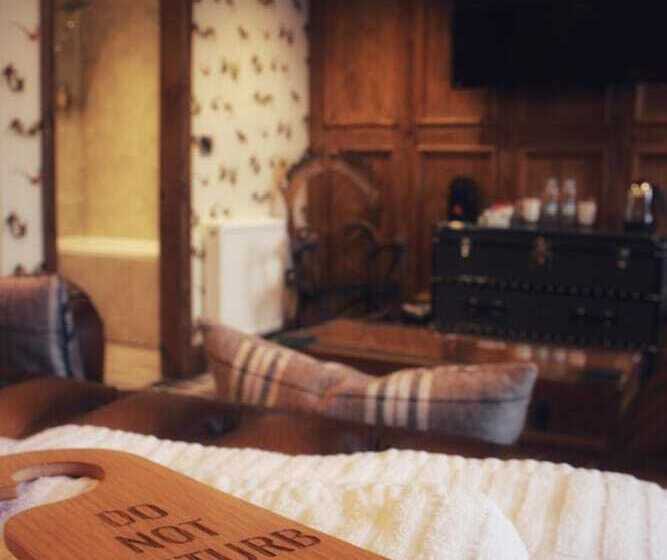 فندق صغير The Golden Fleece Inn