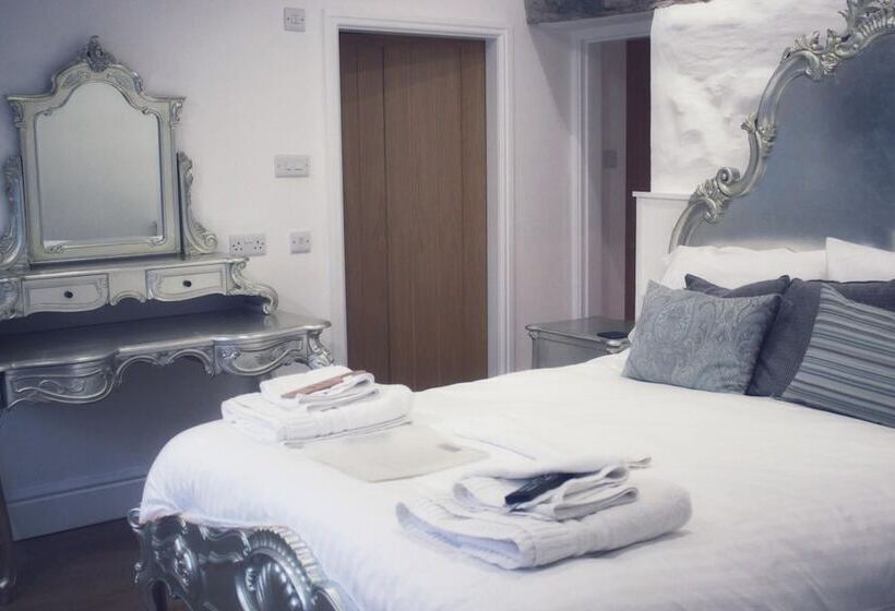 فندق صغير The Golden Fleece Inn