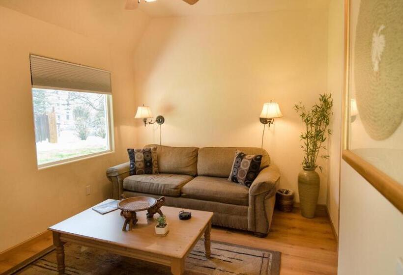 فندق صغير The Islander Inn