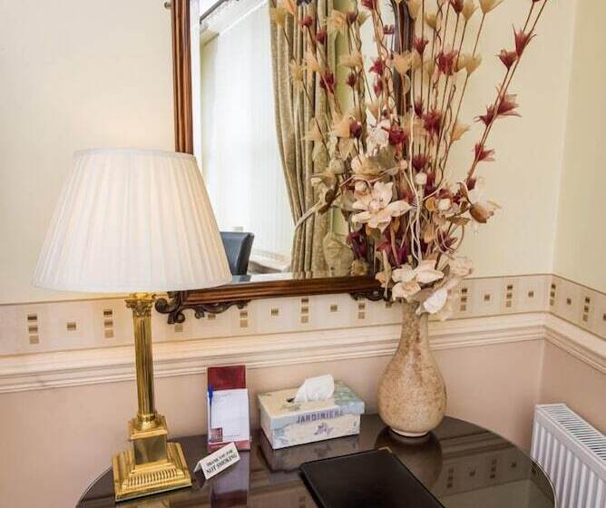 旅馆 The Old Bell Inn