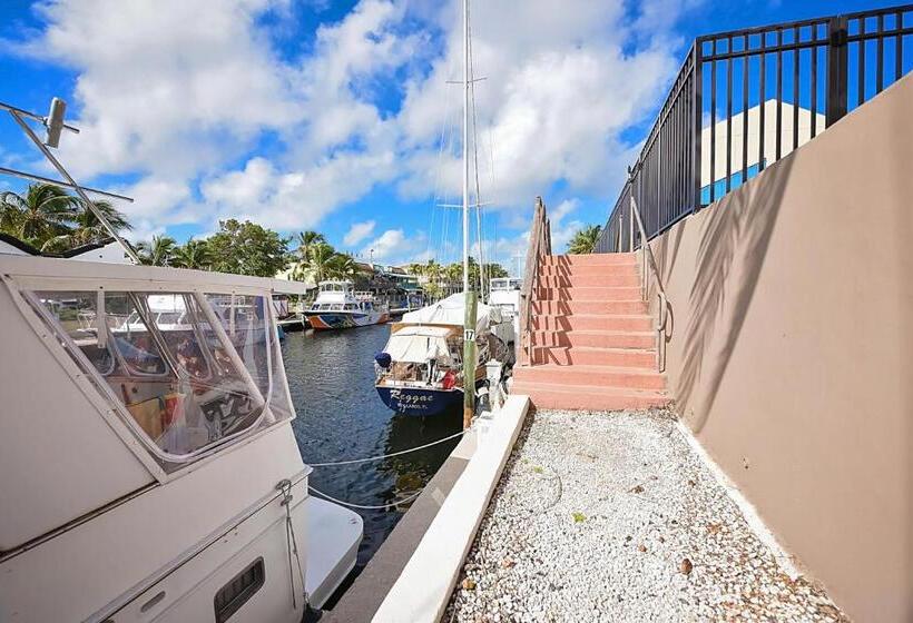 הוסטל Waterside Suites And Marina