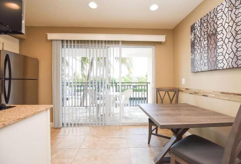 הוסטל Waterside Suites And Marina