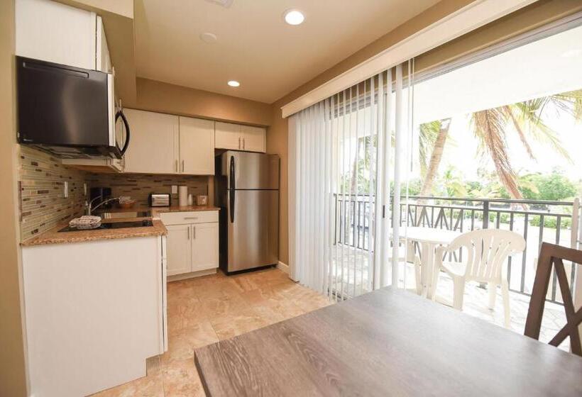 הוסטל Waterside Suites And Marina