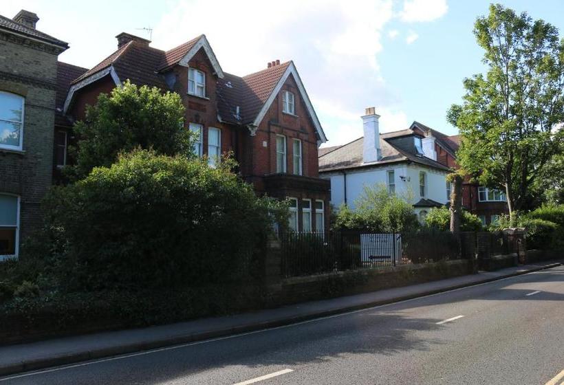 بنسيون Acorn Lodge Guest House