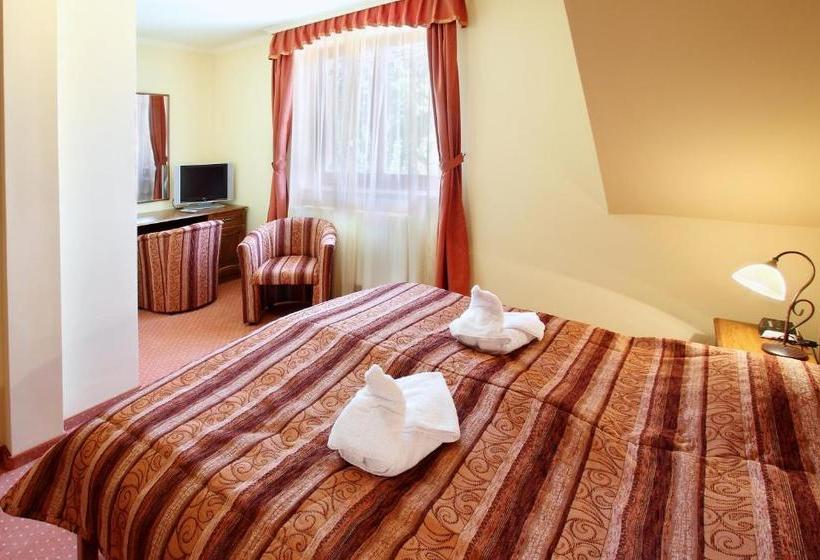 Пансион Family Panzio Es Apartman Hazak